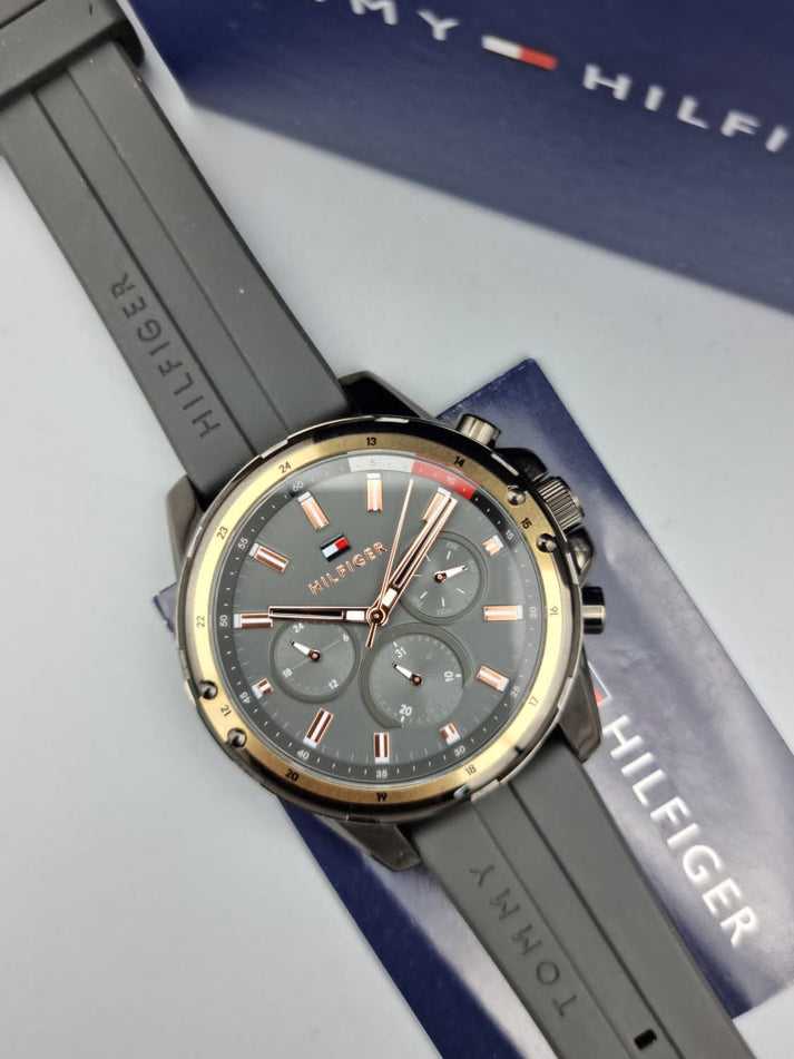 TMY Hilfiger Montre Homme Quartz Bracelet Silicone Cadran Gris