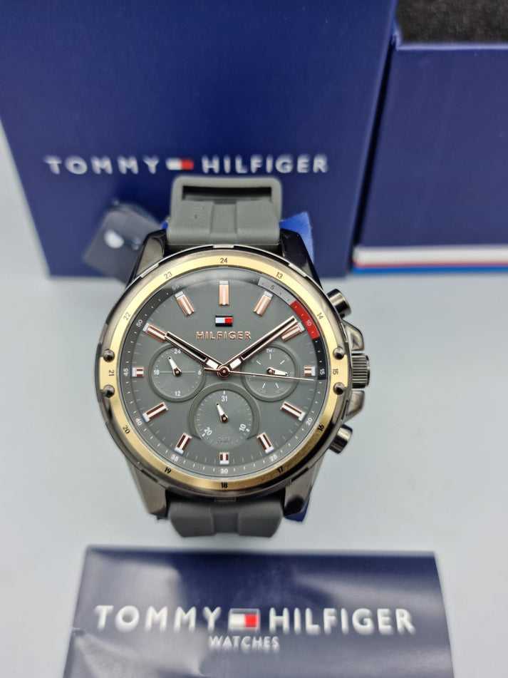 TMY Hilfiger Montre Homme Quartz Bracelet Silicone Cadran Gris