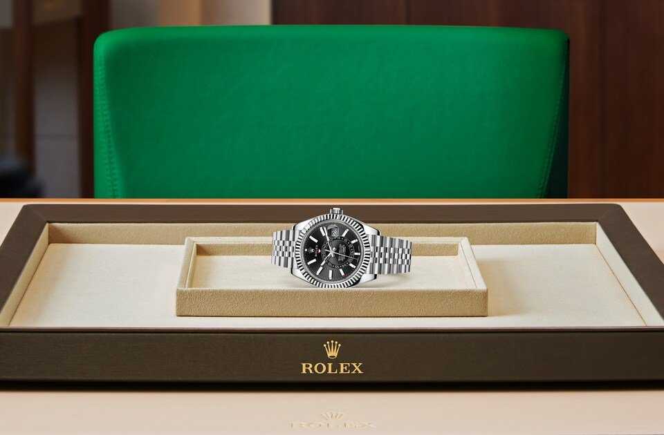 Steel bracelet
BLACK SKY-DWELLER