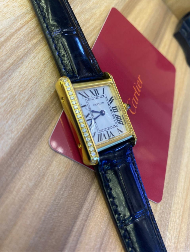 Cartier
montre femme en or jaune 18 carats et diamants Tank Française