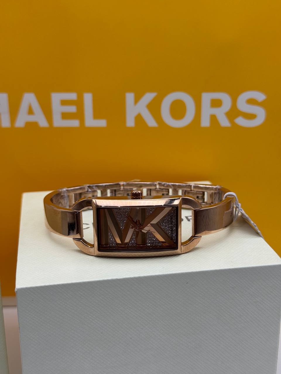 Michael Kors
Montre à bracelet miniature Empire pavée en or rose