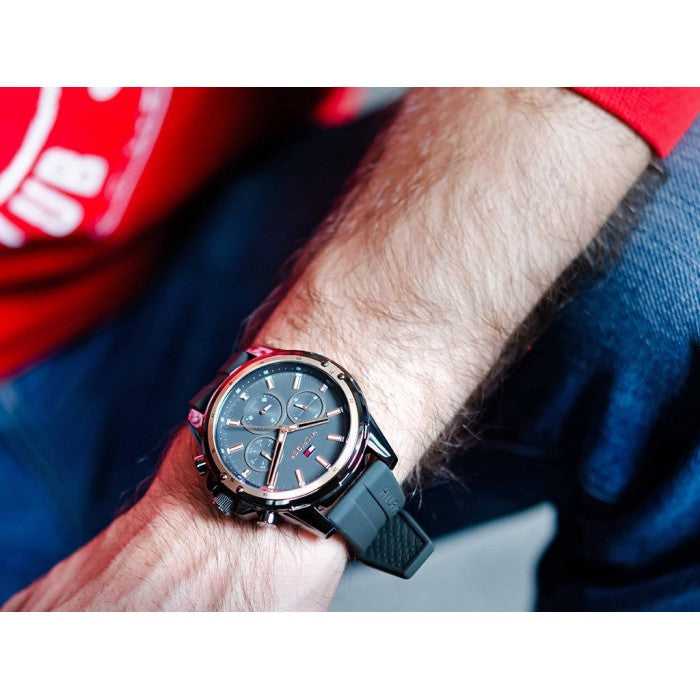 TMY Hilfiger Montre Homme Quartz Bracelet Silicone Cadran Gris