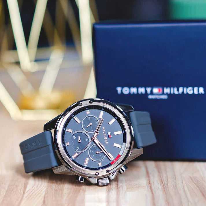 TMY Hilfiger Montre Homme Quartz Bracelet Silicone Cadran Gris