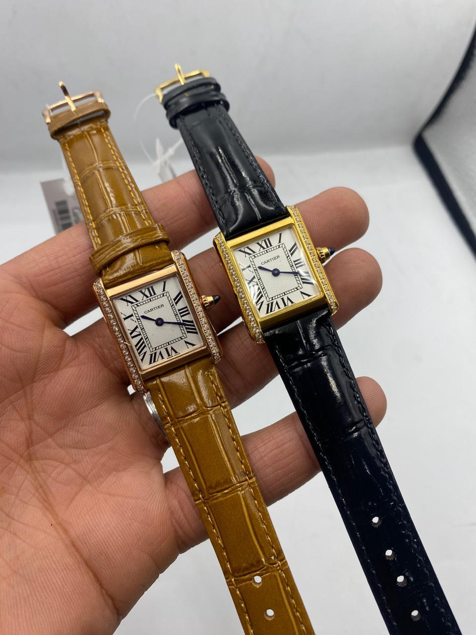 Cartier
montre femme en or jaune 18 carats et diamants Tank Française