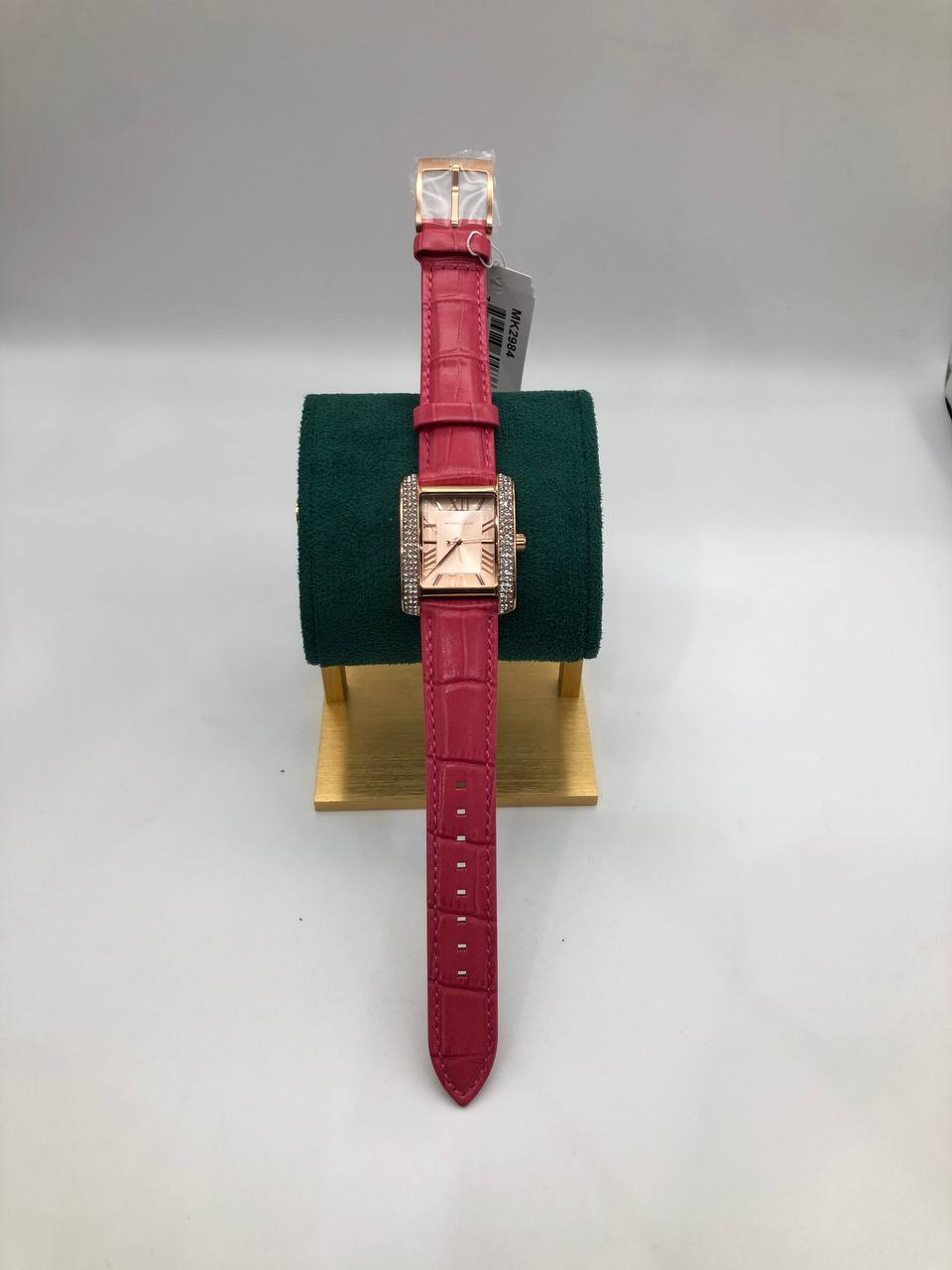 Michael Kors
Montre Emery ton or rose à pavé, bracelet en cuir gaufré façon croco