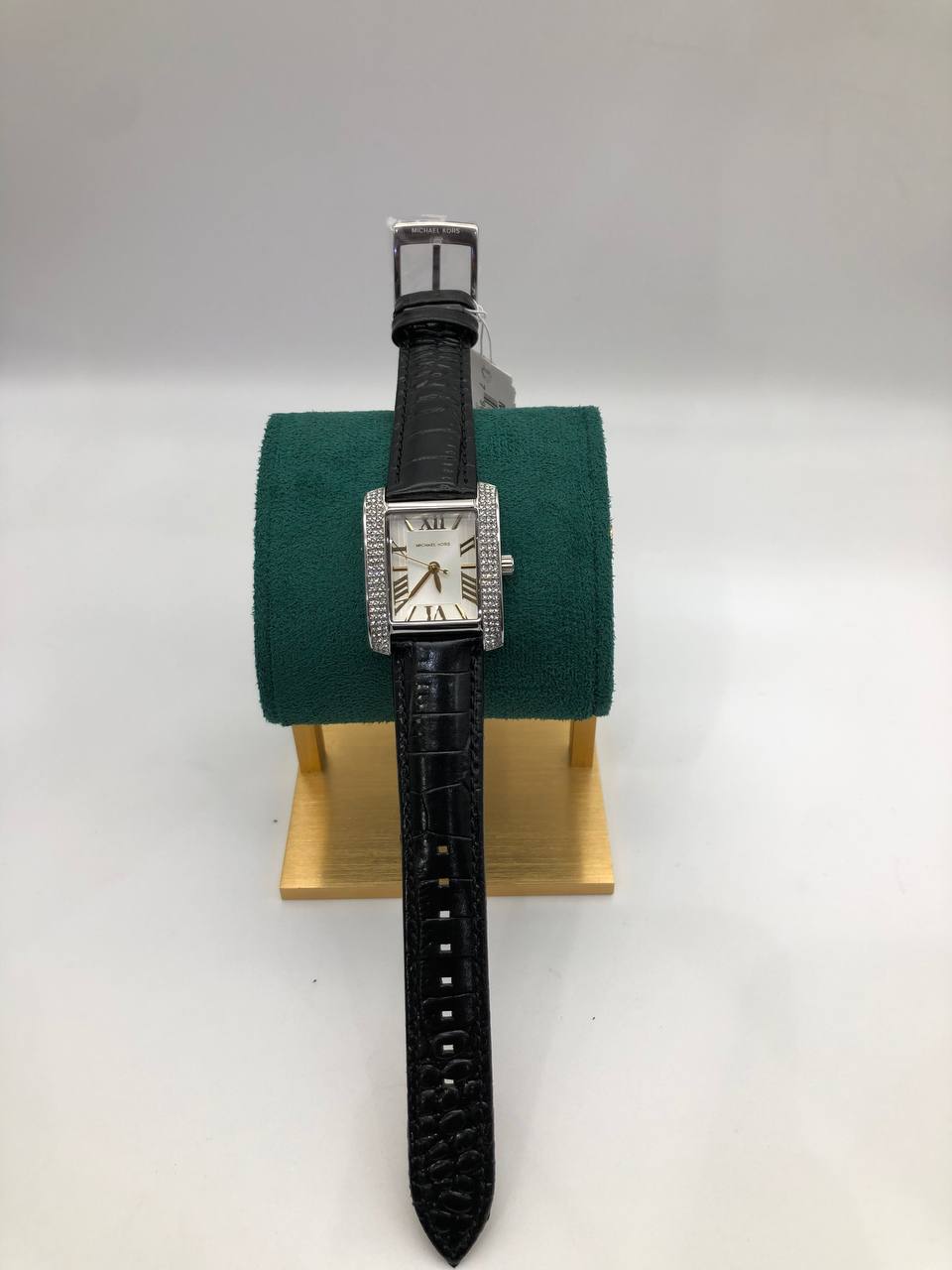 Michael Kors
Montre Emery miniature en cuir pavée argentée