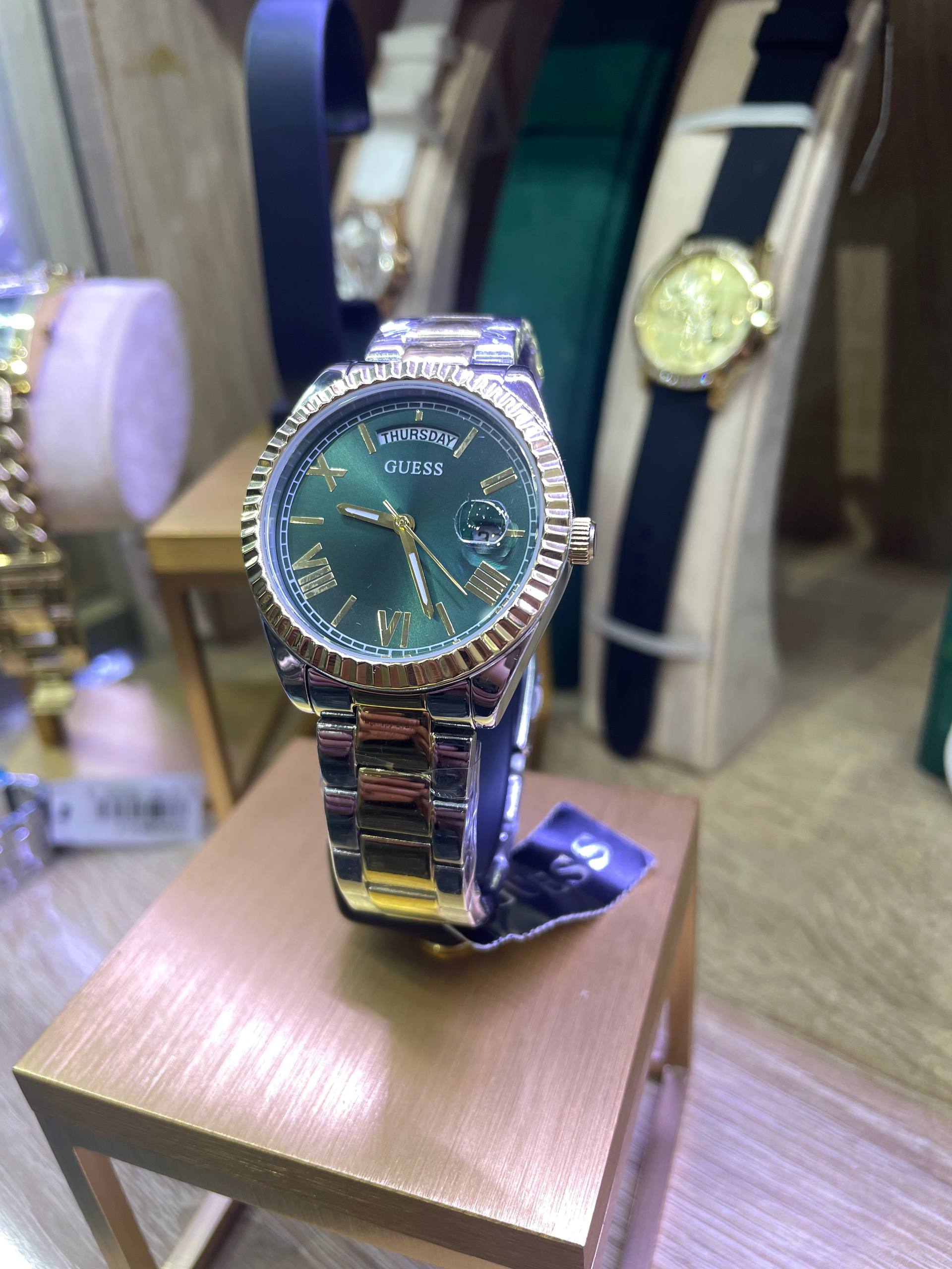 Montre Guess Luna à quartz pour femme, cadran vert et bracelet en acier bicolore - GW0308L5