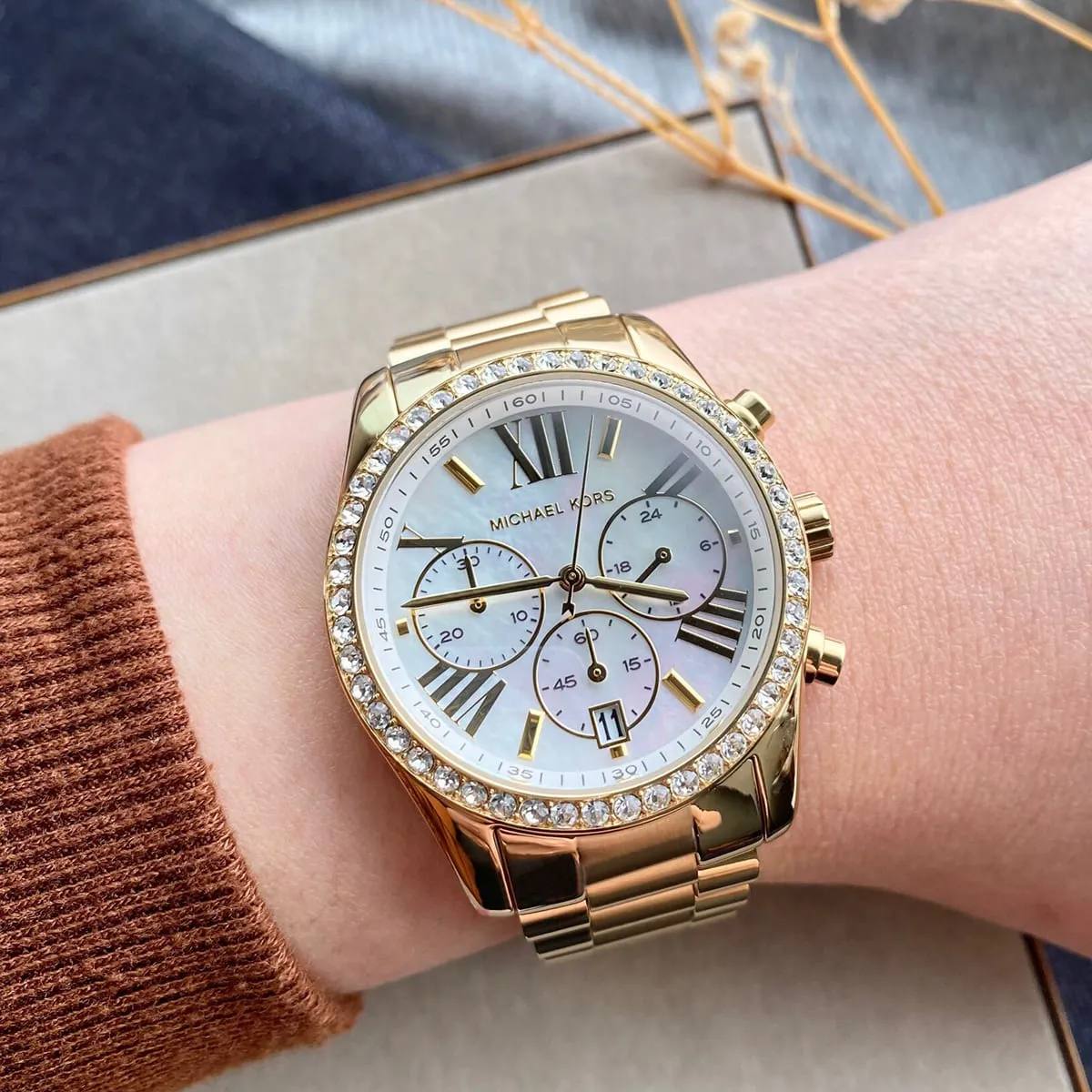 MK Montre Lexington dorée avec pavé de pierres