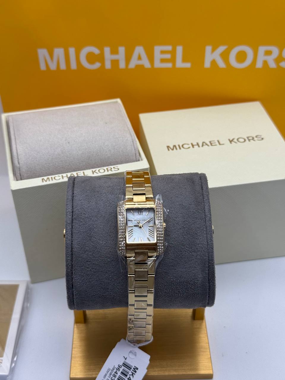 Michael Kors
Montre Emery miniature ton or pavée